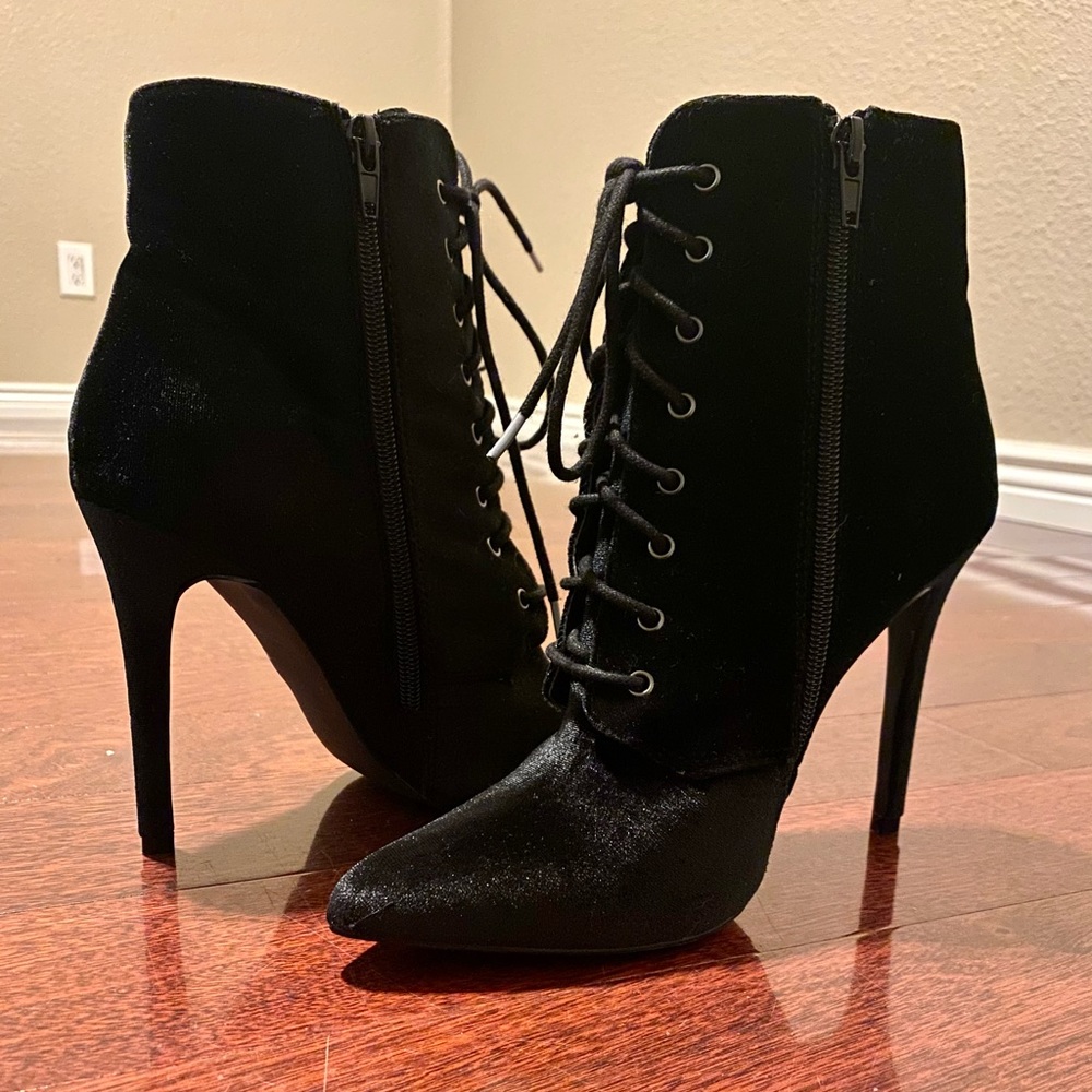 Shoe dazzle heels. Size 8